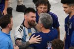 Lionel Messi enlace son père Jorge Messi après un match de l’équipe d’Argentine