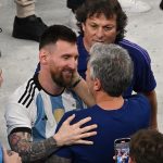 Lionel Messi enlace son père Jorge Messi après un match de l’équipe d’Argentine