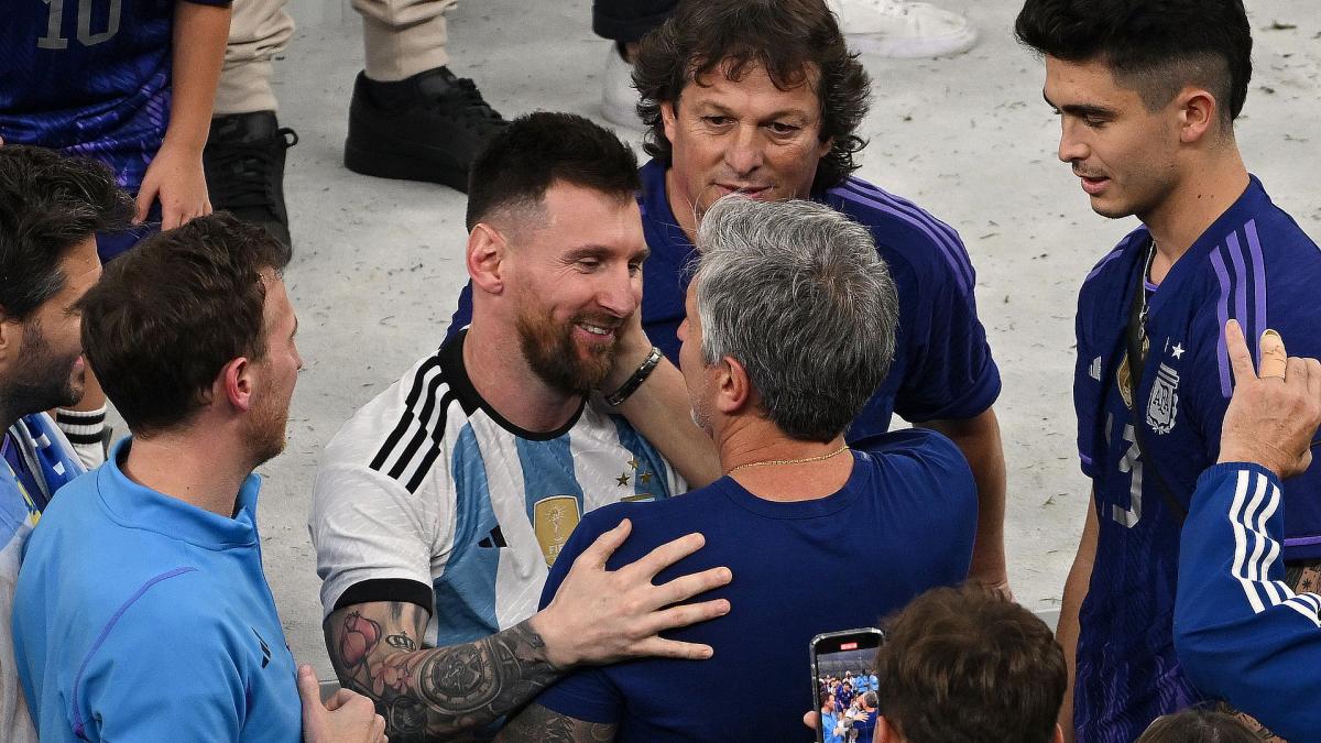 Lionel Messi enlace son père Jorge Messi après un match de l’équipe d’Argentine