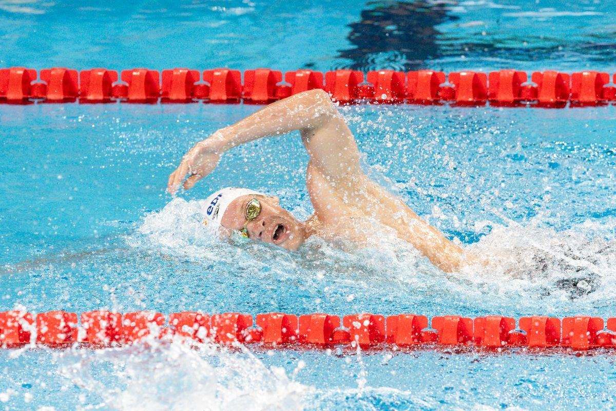 Léon Marchand nageant vers l'or du 400m nage libre aux Championnats d'Europe 2026