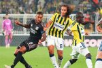 Duel entre un joueur de Lyon et des joueurs de Fenerbahçe lors du barrage de Ligue des champions 2026