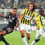 Duel entre un joueur de Lyon et des joueurs de Fenerbahçe lors du barrage de Ligue des champions 2026