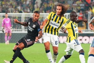 Duel entre un joueur de Lyon et des joueurs de Fenerbahçe lors du barrage de Ligue des champions 2026