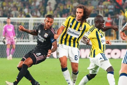 Duel entre un joueur de Lyon et des joueurs de Fenerbahçe lors du barrage de Ligue des champions 2026