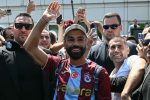 Mohamed Salah en maillot de Trabzonspor à son arrivée en Turquie, entouré de supporters