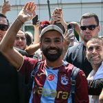 Mohamed Salah en maillot de Trabzonspor à son arrivée en Turquie, entouré de supporters