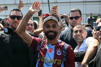 Mohamed Salah en maillot de Trabzonspor à son arrivée en Turquie, entouré de supporters