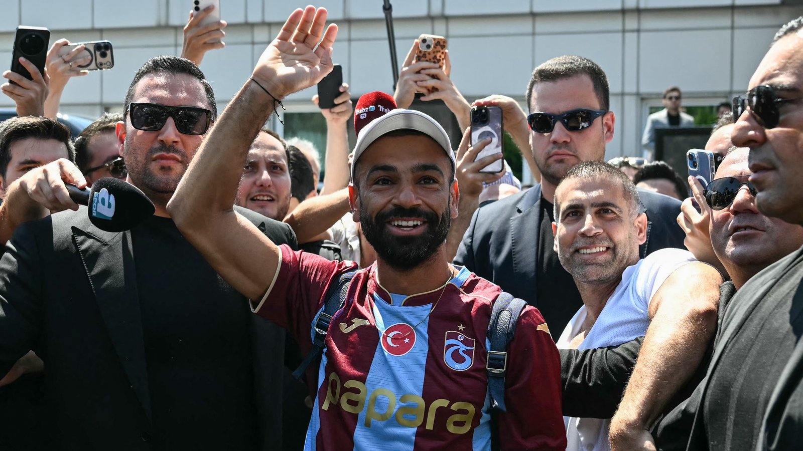 Mohamed Salah en maillot de Trabzonspor à son arrivée en Turquie, entouré de supporters
