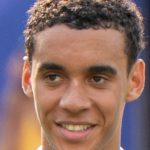 Jamal Musiala sous le maillot de l'Allemagne, joueur du Bayern Munich touché par des crises d'absence