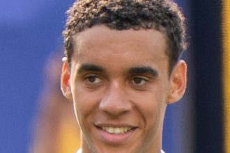 Jamal Musiala sous le maillot de l'Allemagne, joueur du Bayern Munich touché par des crises d'absence