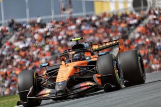 Monoplace McLaren de Lando Norris devant le public de Zandvoort en qualifications