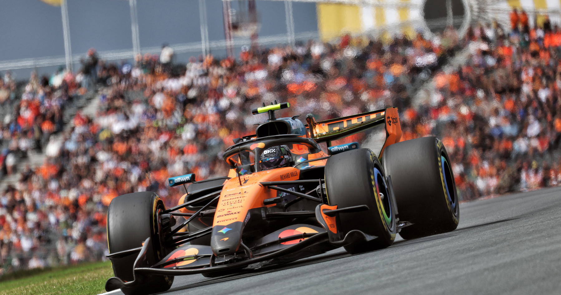 Monoplace McLaren de Lando Norris devant le public de Zandvoort en qualifications