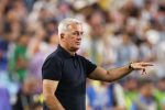 Vladimir Petkovic donne des consignes en bord de terrain avec l'équipe d'Algérie