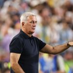 Vladimir Petkovic donne des consignes en bord de terrain avec l'équipe d'Algérie