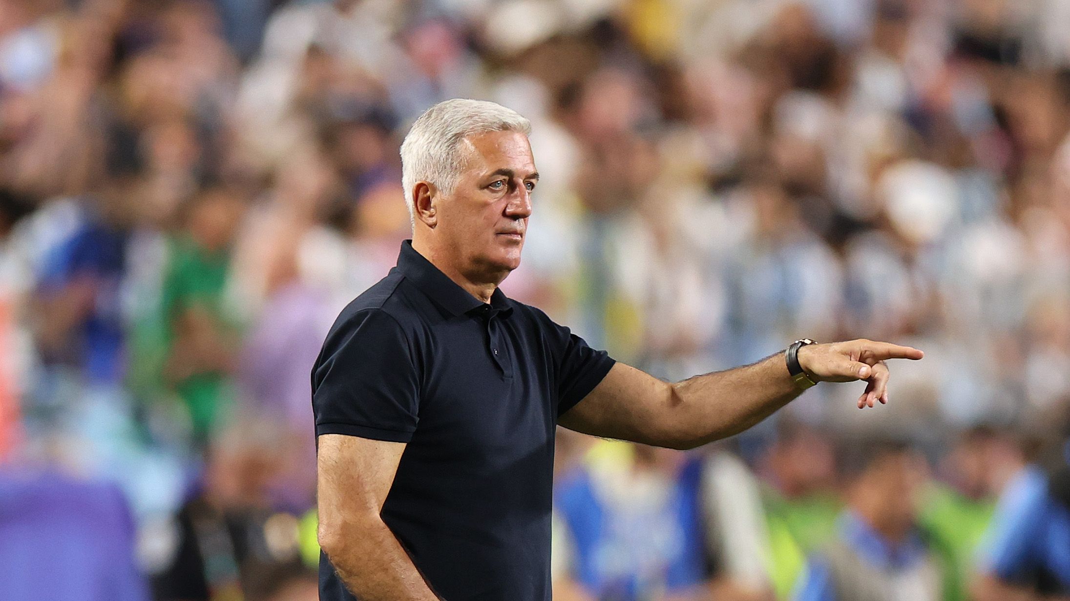 Vladimir Petkovic donne des consignes en bord de terrain avec l'équipe d'Algérie