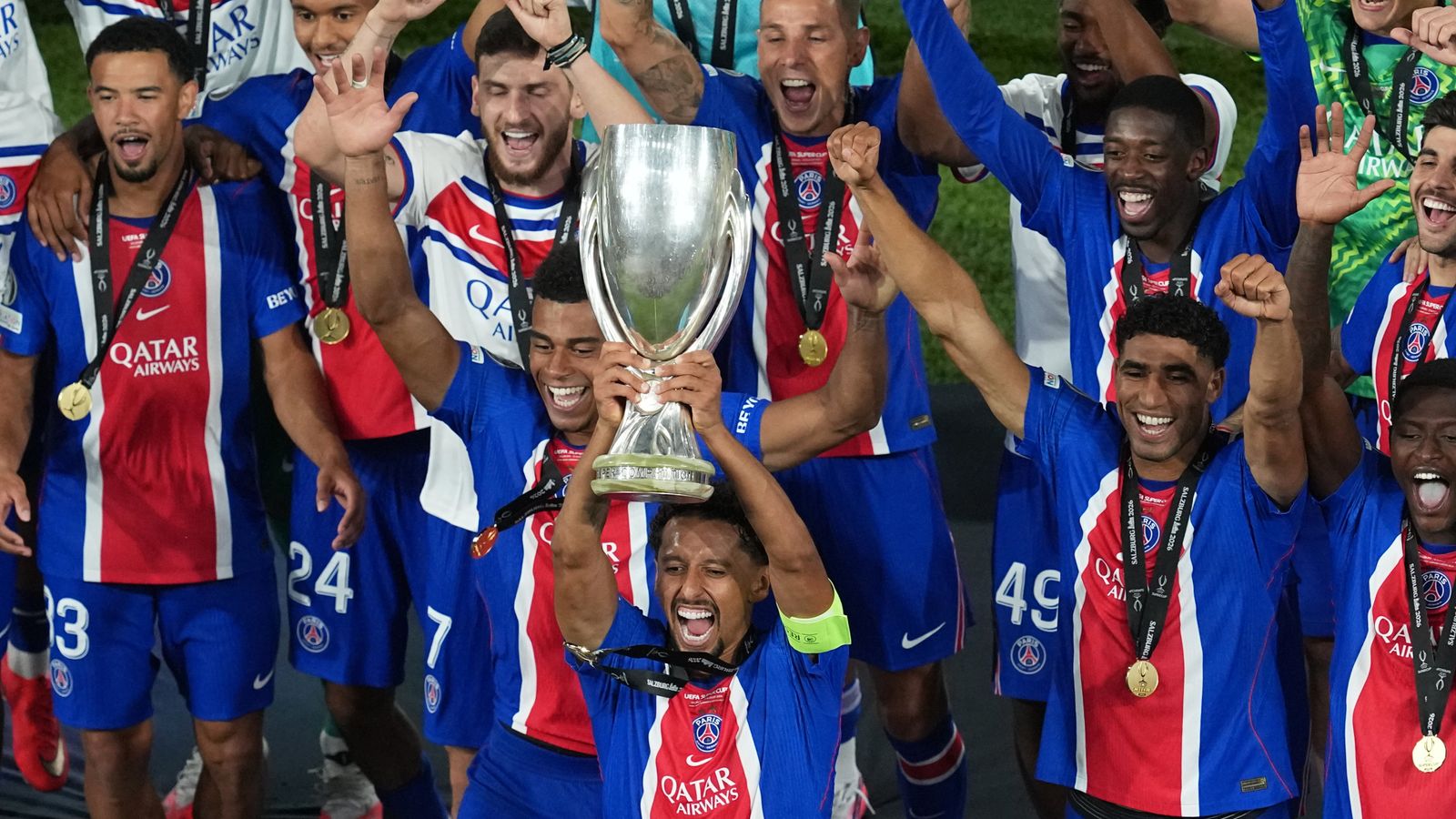 PSG soulève le trophée de la Supercoupe d'Europe 2026 après sa victoire face à Aston Villa