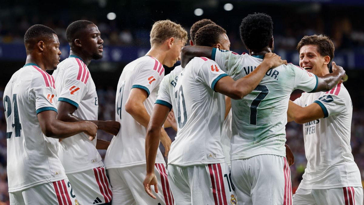 Joueurs du Real Madrid celebrant un but face a la Real Sociedad au Bernabeu