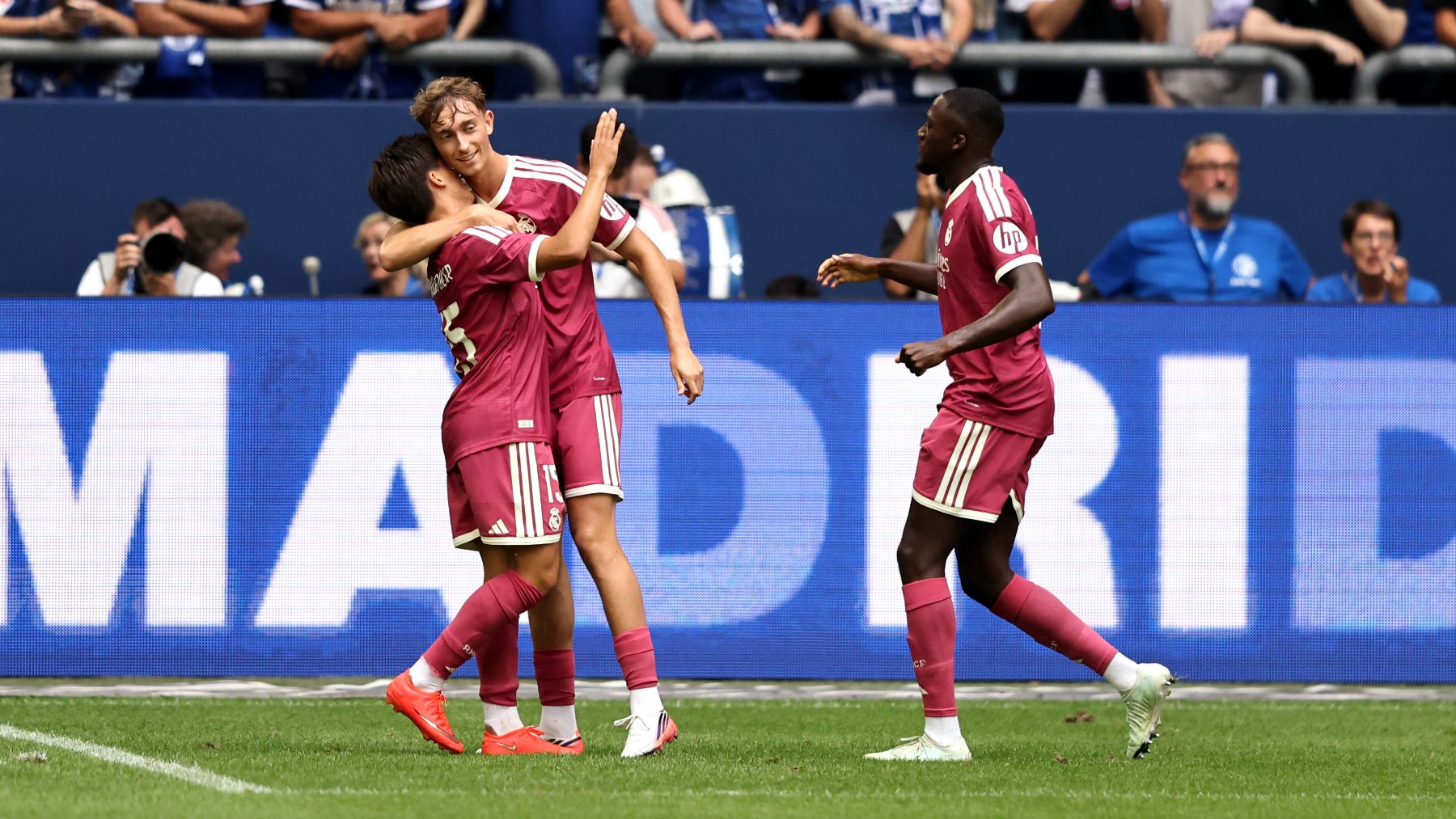 Joueurs du Real Madrid célèbrent un but lors du match amical face à Schalke 04