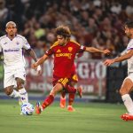 Duel entre un joueur de l'AS Roma et Dodo de la Fiorentina lors du match de la journee 1 de Serie A 2026-2027 a l'Olimpico