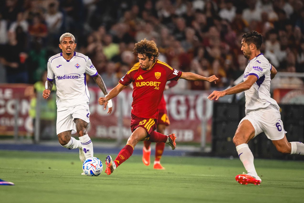 Duel entre un joueur de l'AS Roma et Dodo de la Fiorentina lors du match de la journee 1 de Serie A 2026-2027 a l'Olimpico