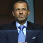 Dirigeant de l'UEFA avec l'ecusson de l'instance, reforme VAR Clear Line