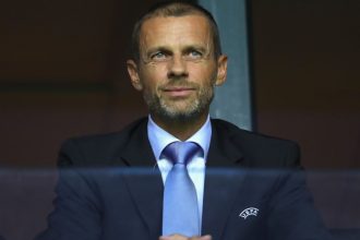 Dirigeant de l'UEFA avec l'ecusson de l'instance, reforme VAR Clear Line