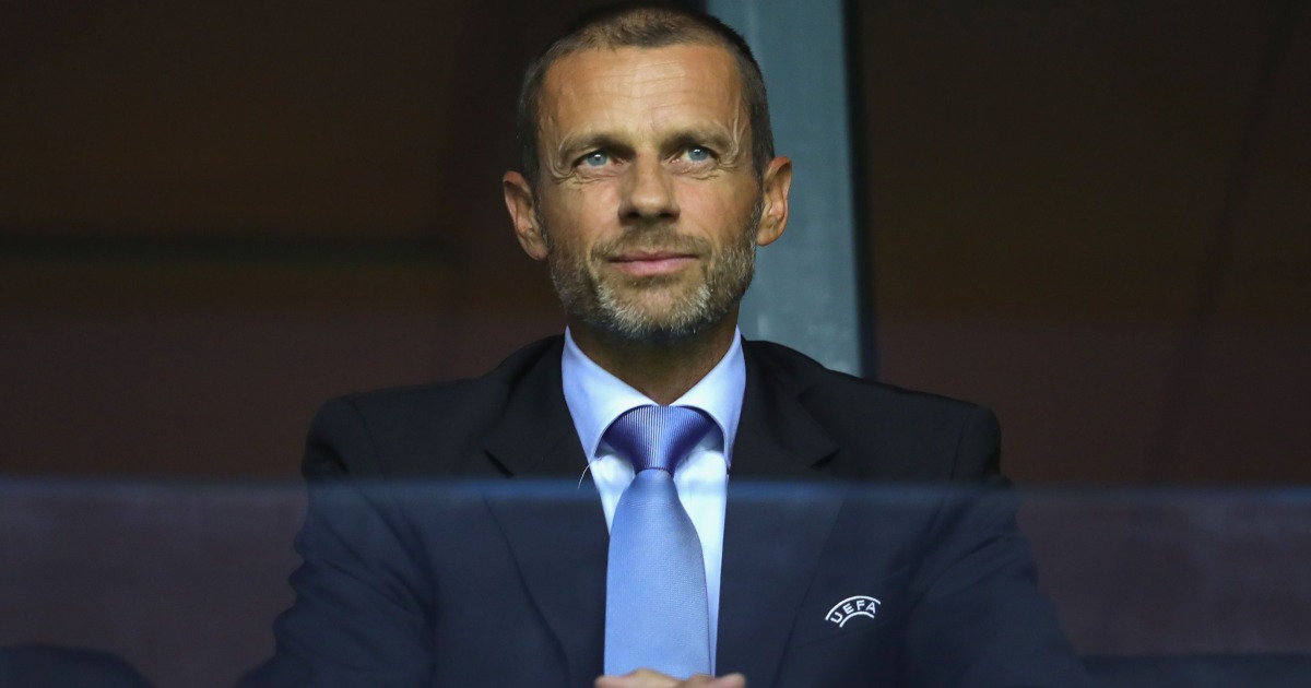 Dirigeant de l'UEFA avec l'ecusson de l'instance, reforme VAR Clear Line