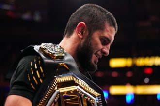 Islam Makhachev porte la ceinture UFC des poids welters avant l'UFC 330 face à Ian Machado Garry