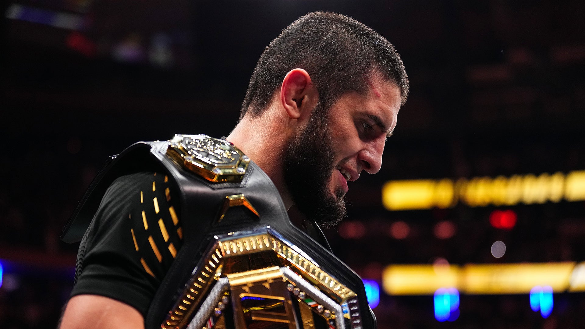 Islam Makhachev porte la ceinture UFC des poids welters avant l'UFC 330 face à Ian Machado Garry