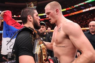 Islam Makhachev et Ian Machado Garry face à face après le combat principal de l'UFC 330