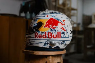 Casque hommage de Max Verstappen inspiré de la faïence de Delft pour le Grand Prix des Pays-Bas 2026 à Zandvoort