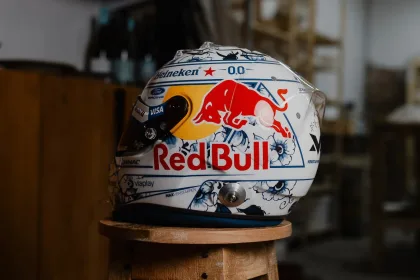 Casque hommage de Max Verstappen inspiré de la faïence de Delft pour le Grand Prix des Pays-Bas 2026 à Zandvoort
