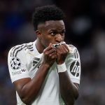 Vinícius Junior embrasse le blason du Real Madrid après sa prolongation jusqu'en 2032
