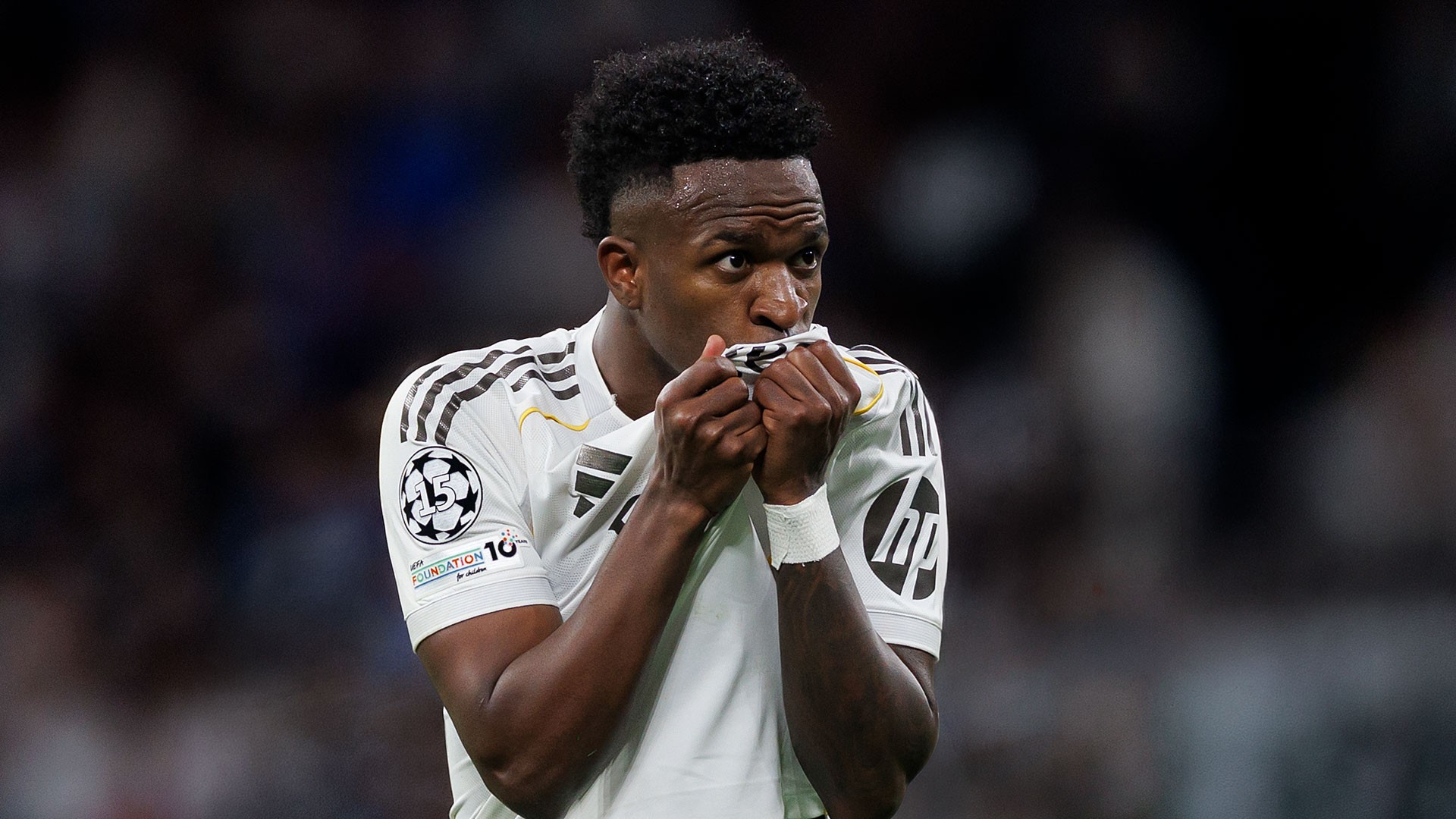 Vinícius Junior embrasse le blason du Real Madrid après sa prolongation jusqu'en 2032