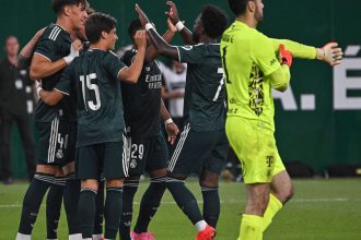 Vinícius Júnior célèbre avec le Real Madrid après la victoire face au Ferencváros