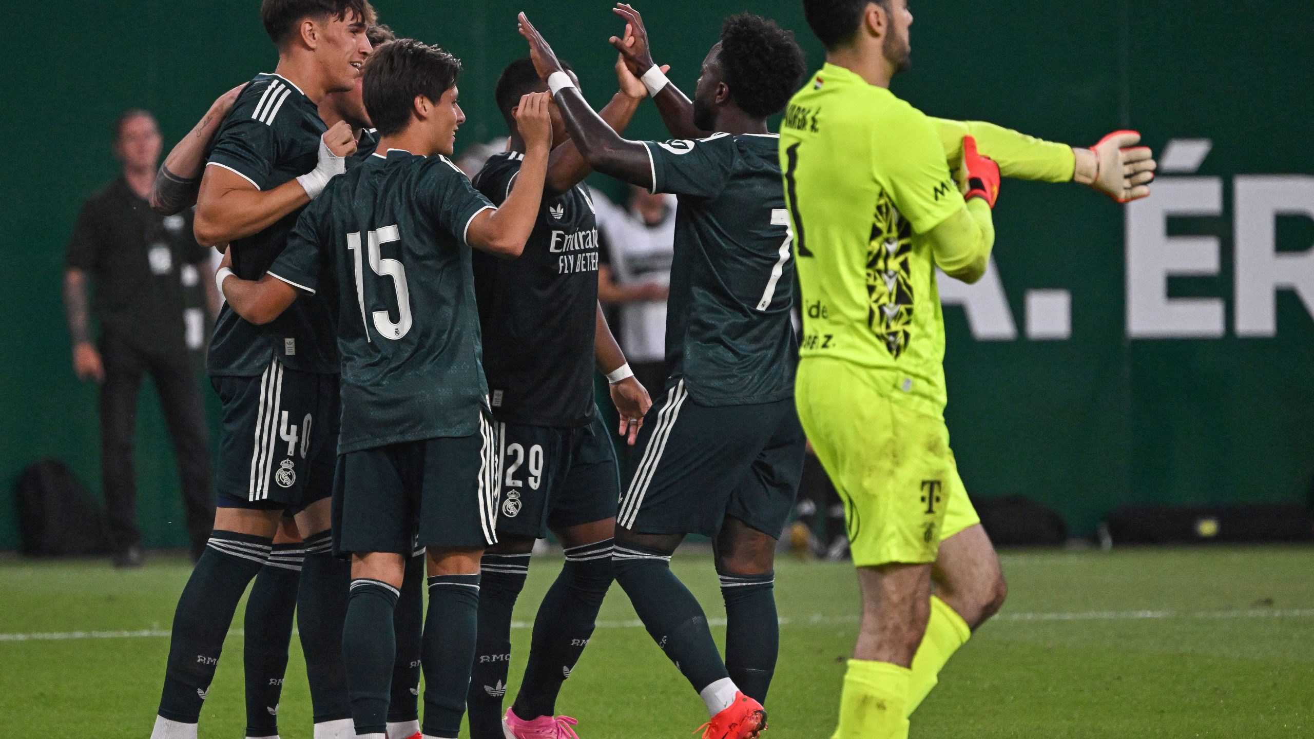 Vinícius Júnior célèbre avec le Real Madrid après la victoire face au Ferencváros