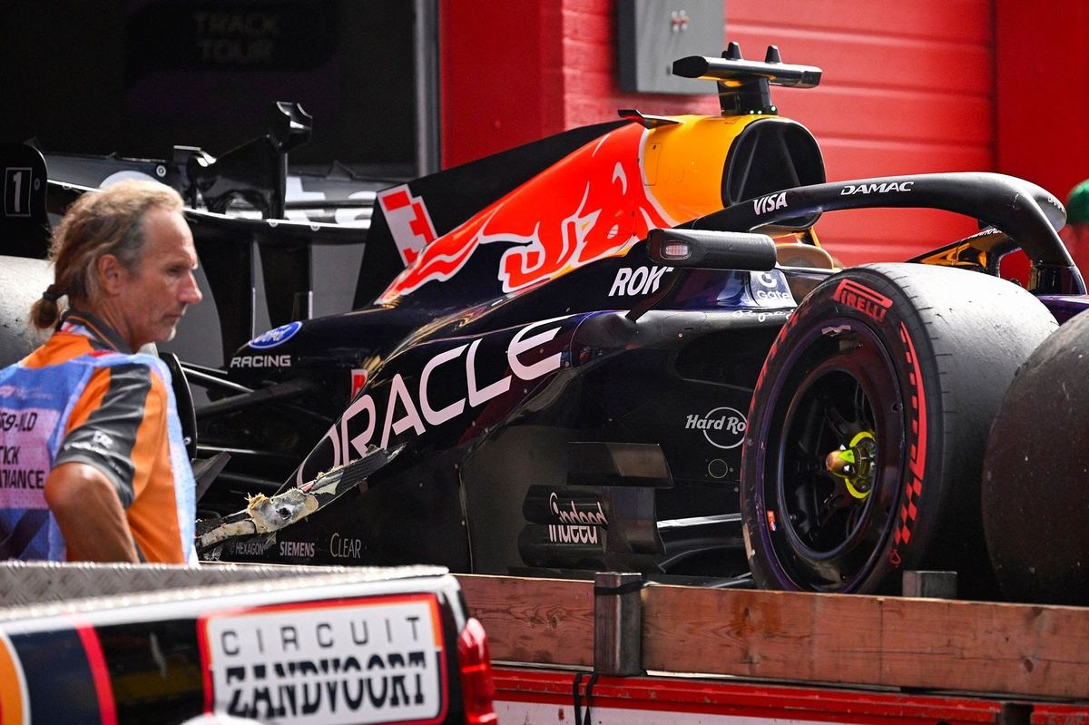 Monoplace Red Bull de Max Verstappen accidentée ramenée au garage après son abandon au GP des Pays-Bas 2026 à Zandvoort