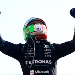 Kimi Antonelli célèbre sa victoire au GP d'Italie 2026 à Monza, bras levés