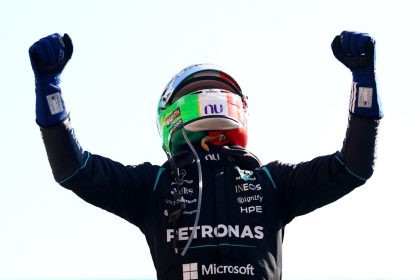 Kimi Antonelli célèbre sa victoire au GP d'Italie 2026 à Monza, bras levés