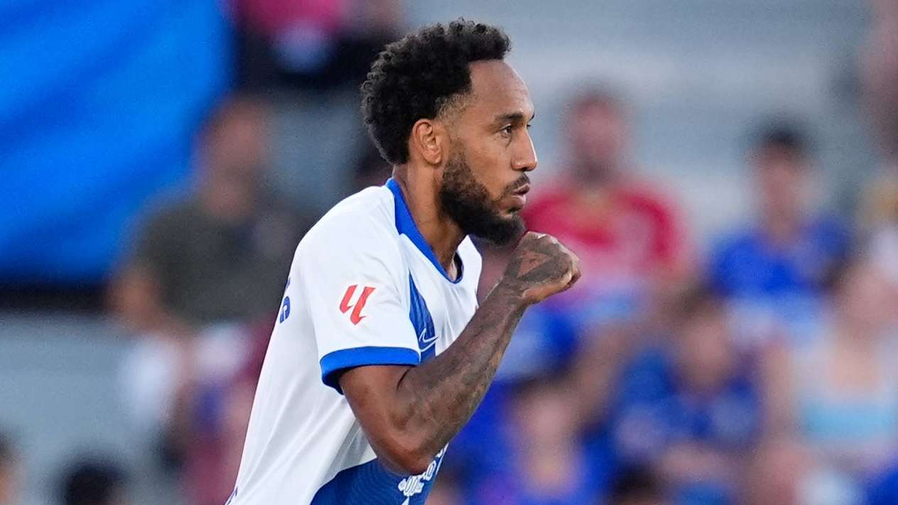 Pierre-Emerick Aubameyang exulte avec le maillot du Deportivo La Corogne en Liga 2026-27