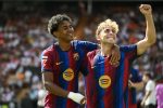 Lamine Yamal et un coéquipier du FC Barcelone célèbrent un but lors de la victoire 5-0 face à Valence CF à Mestalla