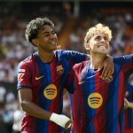 Lamine Yamal et un coéquipier du FC Barcelone célèbrent un but lors de la victoire 5-0 face à Valence CF à Mestalla
