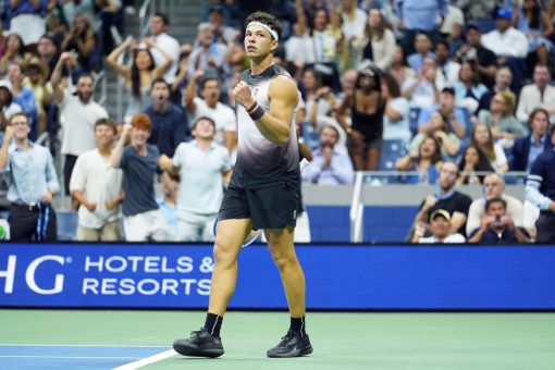Ben Shelton célèbre sa victoire sur Carlos Alcaraz en quart de finale de l'US Open 2026