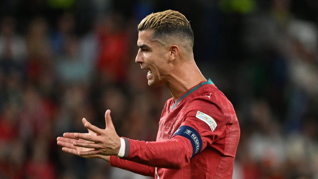 Cristiano Ronaldo, bras écartés et agacé, lors de Portugal-Pays de Galles en Ligue des nations