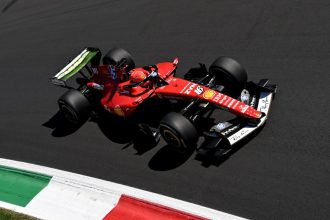 Charles Leclerc au volant de sa Ferrari lors des essais libres 1 du GP d'Italie 2026 à Monza