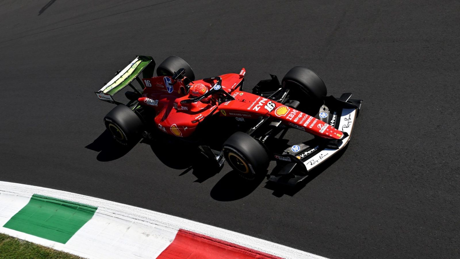 Charles Leclerc au volant de sa Ferrari lors des essais libres 1 du GP d'Italie 2026 à Monza