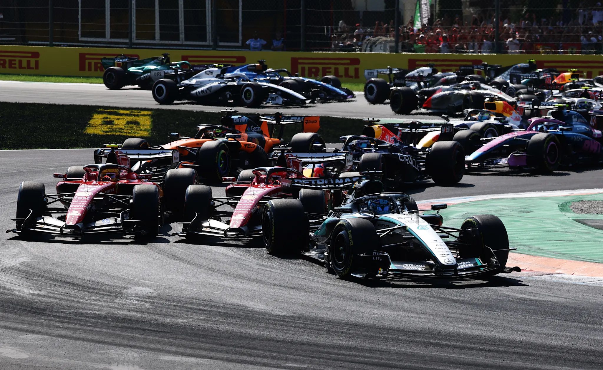 Voitures de F1 au départ d’un Grand Prix, illustrant le calendrier de la saison 2027