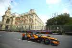 Une McLaren devant un bâtiment historique de Bakou, sur le circuit urbain du GP d'Azerbaïdjan