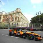 Une McLaren devant un bâtiment historique de Bakou, sur le circuit urbain du GP d'Azerbaïdjan