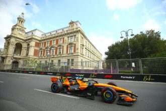 Une McLaren devant un bâtiment historique de Bakou, sur le circuit urbain du GP d'Azerbaïdjan